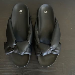 NWOT HM Black Slides